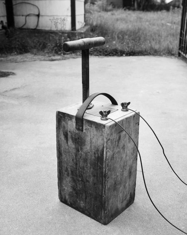 无人,竖图,俯视,黑白,室外,白天,采矿业,建筑业,炸药,金属,古典,开关,盒子,一个,工业,摄影,单个,金属丝,毁坏,毁灭,手把,危险,高角度拍摄,爆炸物