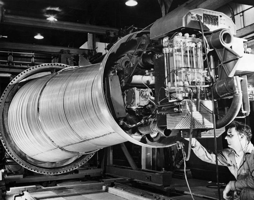 西方人,成年人,中年人,老年人,一个人,科学家,横图,黑白,室内,科技,欧洲,美国,欧洲人,仅一个男性,检查,研究,实验室,工业,摄影,能源,核能,专心,北美,加利福尼亚,机件,伯克利,老年男性,中年男性,白种人