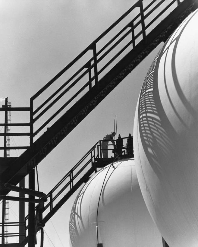 一个人,工厂,竖图,黑白,室外,白天,化工厂,美国,阴影,朦胧,模糊,天空,储油罐,工业,摄影,能源,石油工业,北美,路易斯安那州