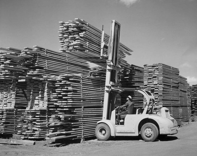一个人,工厂,坐,横图,黑白,室外,白天,建材,建筑,汽车,美国,堆叠,丰富,朦胧,模糊,木制,材料,木板,木材,车,木柴,天空,交通工具,职业,工业,摄影,建造,木料,叉车,亚利桑那,北美,圆木,载具,驾车,旗杆市,制造厂,生产工厂