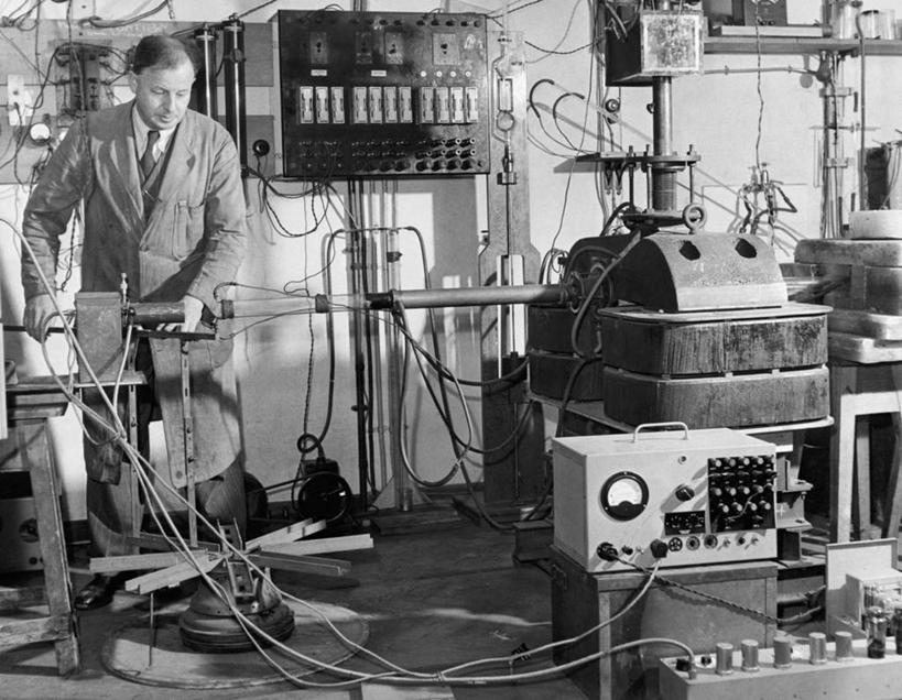 西方人,成年人,中年人,老年人,一个人,科学家,横图,黑白,室内,衬衫,技术,科技,英国,欧洲,欧洲人,仅一个男性,仅一个人,仅一个中年男性,正装,研究,工作,科学,实验室,领带,教育,注视,设备,外套,英格兰,物品,观察,看,职业,工业,摄影,观看,电,察看,专心,知识,西欧,关注,大不列颠,实验服,科学实验,大不列颠及北爱尔兰联合王国,大不列颠及爱尔兰联合王国,剑桥,剑桥大学,剑桥郡,进展,康桥,团结,老年男性,男人,男性,中年男性,白种人,大学,大不列颠王国,大英帝国,联合王国,日不落帝国,电力电缆