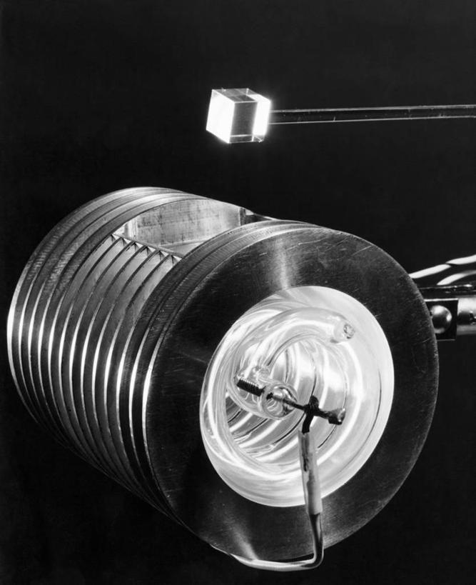 无人,竖图,黑白,室内,特写,技术,激光,科学,光,水晶,立方体,波浪,摄影,照明设备,红宝石,物理学,精力,人造材料