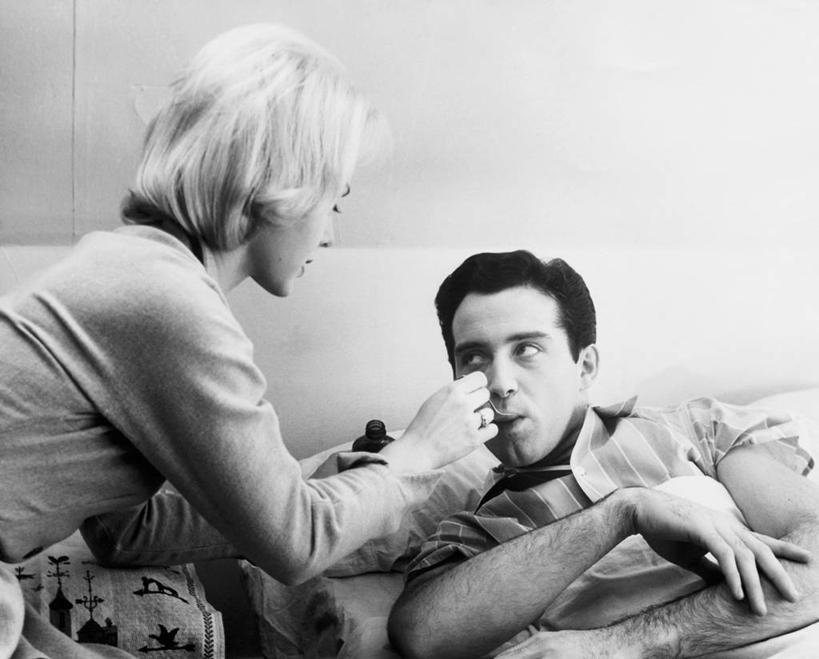 西方人,成年人,头发,两个人,病人,躺,横图,黑白,室内,欧洲,欧洲人,休闲装,瓶子,汤匙,生病,摄影,矮,协助,关爱,恢复,男人,年轻男性,年轻女性,女人,白种人,年轻人,仰卧,半身,给予,短发