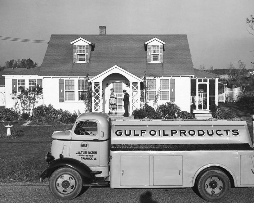 两个人,横图,黑白,室外,白天,草坪,建筑,汽车,朦胧,模糊,文字,房屋,陆地,车,天空,交通工具,工业,运输,摄影,能源,石油工业,住房,载具,油罐车,化石燃料,递送