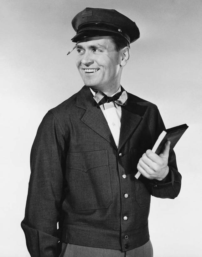 西方人,成年人,中年人,老年人,一个人,微笑,竖图,黑白,室内,幸福,欧洲,欧洲人,仅一个男性,领结,注视,水笔,笔记本,观察,看,斜视,摄影,观看,察看,鄙视,关注,藐视,讽刺,蔑视,嘲笑,老年男性,中年男性,白种人,半身