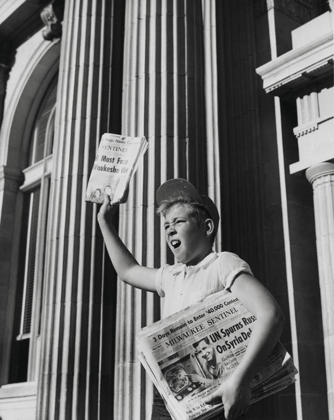 西方人,儿童,嘴,手,一个人,举,竖图,室外,白天,通讯,纯洁,报纸,欧洲,美国,欧洲人,仅一个男性,仅一个人,工作,纸,大喊,休闲装,小孩,打开,托,张嘴,仅一个小孩,职业,短袖,鸭舌帽,可爱,童年,童趣,人体,摄影,建造,保护,矮,袖子,北美,北美洲,开启,运送,美洲,贩卖,张大嘴巴,童真,烂漫,无邪,威斯康辛州,北亚美利加洲,亚美利加洲,威斯康星,威斯康星州,威斯康辛,权皮之州,獾穴之州,美洲獾之州,獾州,奶制品之州,密尔沃基,天真,男孩,男人,男性,白种人,孩子,口,口腔,嘴巴,嘴唇,张开嘴,举起,举手,举着,向上举,向上伸,向上托,半身,彩图,美利坚合众国,男生,递送,兼职,传媒,业余