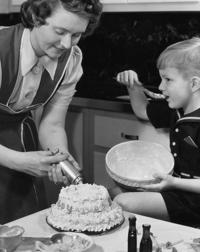 点心,西方人,儿童,成年人,两个人,家庭,母亲,儿子,坐,吃,竖图,黑白,室内,纯洁,厨房,桌子,欧洲,欧洲人,弯腰,准备,短裤,食品,甜点,甜品,注视,布置,饮食,食物,糕点,小孩,盘子,瓶子,汤匙,碗,甜食,观察,看,温暖,温馨,一家人,可爱,童年,童趣,摄影,观看,和睦,察看,关注,童真,烂漫,无邪,糖衣,天真,男孩,年轻女性,白种人,孩子,年轻人,融洽,短发,蛋糕,生奶油