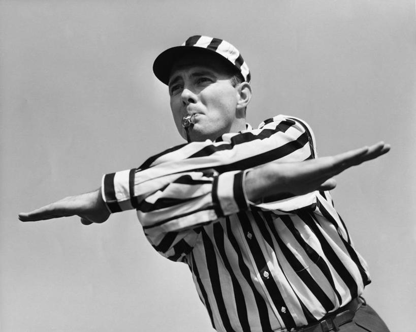 西方人,成年人,中年人,老年人,一个人,运动员,横图,黑白,室外,白天,仰视,衬衫,运动服,通讯,运动,竞争,纺织品,欧洲,欧洲人,仅一个男性,裁判,条纹,传递,棒球帽,竞技运动,天空,手势,鸭舌帽,决定,角度,摄影,权威,口哨,噪声,棒球服,前锋,队服,万里无云,美式足球,老年男性,男人,中年男性,白种人,体育运动员,运动选手,半身,低角度拍摄,打手势