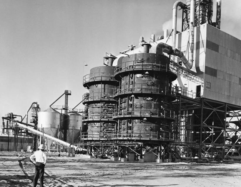 一个人,科学家,工厂,横图,黑白,室外,白天,化工厂,建材,金属制品,美国,朦胧,模糊,金属,管子,管道,手叉腰,背面,安全帽,叉腰,钢管,储油罐,工业,摄影,能源,北美,北美洲,双手叉腰,科研人员,美洲,研究者,建筑材料,佛罗里达,科学研究者,佛罗里达州,佛州,阳光州,北亚美利加洲,亚美利加洲,化学家,科学工作者,美利坚合众国,输油管道,工业机械