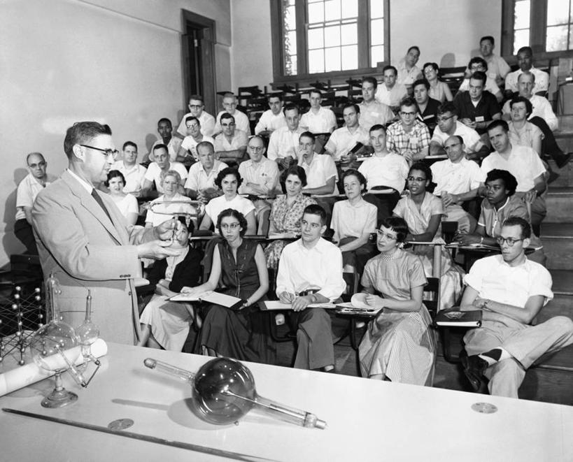 成年人,中年人,老年人,人群,学生,坐,横图,黑白,室内,友谊,椅子,正装,化学,眼镜,教育,听,书桌,教,教室,摄影,知识,群众,老年男性,男人,年轻男性,年轻女性,女人,年轻人,大学生,讲师,书