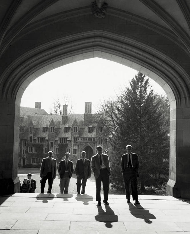 西方人,成年人,人群,学生,学校,教学楼,竖图,室外,白天,衬衫,建筑,欧洲,美国,欧洲人,阴影,套装,正装,并排,拱门,常春藤,领带,北,教育,现代,校园,树,天空,教室,摄影,北美,知识,新泽西,普林斯顿,泽西岛,男人,年轻男性,年轻女性,女人,白种人,年轻人,大学生,步行,彩图,大学,教学大楼