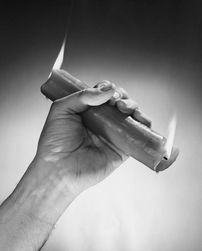 手,一个人,竖图,黑白,室内,特写,风险,蜡烛,火焰,烛光,燃烧,夸张,人体,摄影,部分,想法