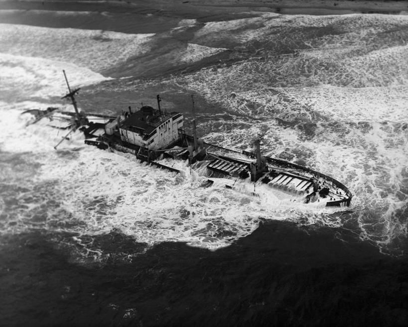 无人,横图,俯视,黑白,室外,白天,失败,旅途,海洋,水,雾,船,集装箱,货柜,容器,箱子,波浪,运输,角度,摄影,奋斗,主题,保险,问题,货船,物流,海难,结束,沉没,危险,高角度拍摄,旅行,损失