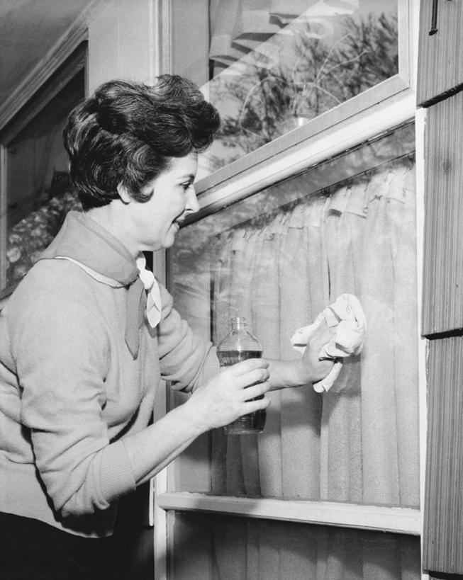 西方人,成年人,中年人,老年人,头发,一个人,家庭,竖图,黑白,室内,家务,窗户,欧洲,欧洲人,仅一个女性,液体,休闲装,领巾,温暖,温馨,一家人,摄影,生活方式,矮,和睦,卫生,女人,白种人,清洗,半身,融洽,短发,例行公事