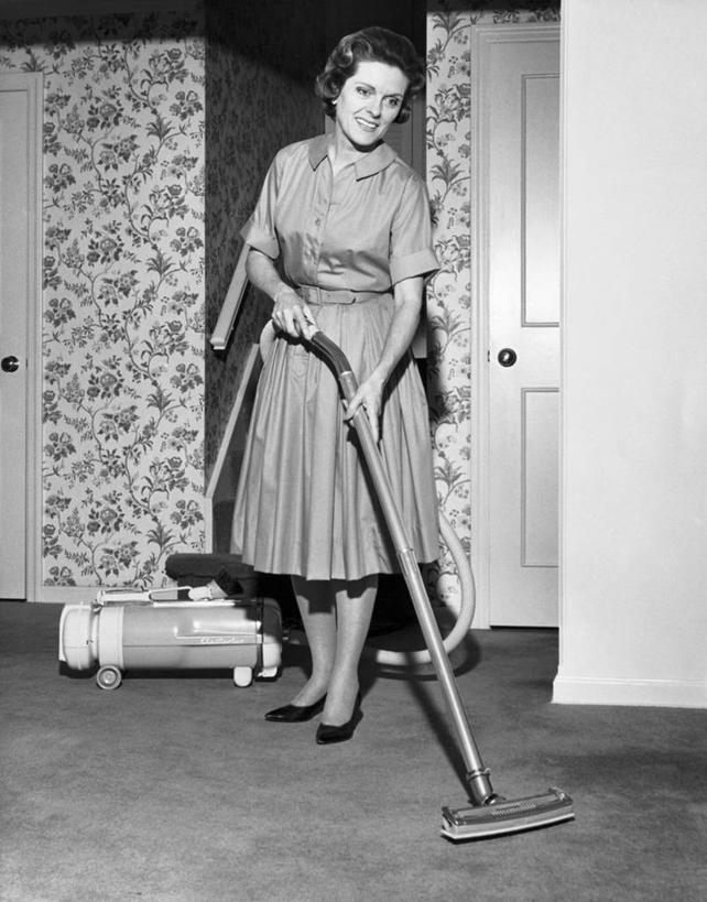 西方人,成年人,中年人,老年人,一个人,家庭,清洁工,微笑,竖图,黑白,室内,家务,壁纸,地板,门,鞋子,欧洲,欧洲人,仅一个女性,注视,休闲装,观察,看,温暖,温馨,一家人,摄影,生活方式,观看,和睦,察看,卫生,关注,女人,白种人,清洗,真空吸尘器,融洽,例行公事