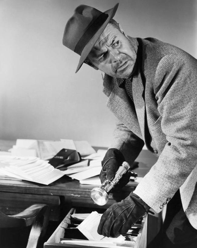 西方人,成年人,中年人,老年人,一个人,伙伴,朋友,办公室,竖图,黑白,室内,友谊,风险,合作,团队,帽子,抽屉,欧洲,欧洲人,仅一个男性,弯腰,纸,图像,扭头,注视,书桌,外套,衣领,手套,观察,看,转头,战略,摄影,观看,犯罪,察看,关注,文档,手电筒,盗窃,偷窃,搜寻,联合,合谋,小偷,窃贼,盗贼,贼,偷盗,配合,协作,老年男性,男人,中年男性,白种人,半身,法律,入室盗窃