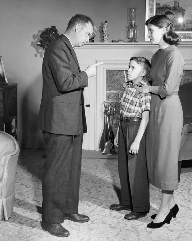 西方人,儿童,成年人,中年人,老年人,手,肩,关节,头发,三个人,人群,家庭,父母,母亲,父亲,儿子,竖图,黑白,室内,高跟鞋,衬衫,通讯,纯洁,壁炉,鞋子,欧洲,欧洲人,对抗,连接,指,阴影,套装,裤子,正装,生气,指点,休闲装,小孩,取暖,手势,温暖,温馨,一家人,面对面,短袖,可爱,童年,童趣,责备,人体,摄影,生活方式,指导,矮,年龄,和睦,袖子,起居室,指向,问题,童真,处罚,烂漫,无邪,天真,老年女性,男孩,男人,女人,中年男性,中年女性,白种人,孩子,触摸,取暖设备,伴侣,融洽,打手势