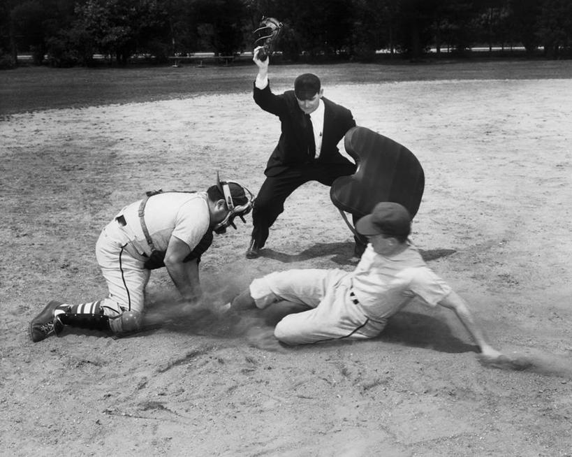 西方人,成年人,中年人,老年人,手,三个人,人群,同事,运动员,棒球运动员,运动场,蹲,举,横图,黑白,室外,白天,成功,运动,合作,团队,集体,信心,竞争,棒球,欧洲,欧洲人,裁判,垒,滑,棒球场,棒球帽,球场,竞技运动,接球手,注视,场地,队伍,观察,看,手势,托,鸭舌帽,决定,力量,伸手,人体,摄影,观看,护胸,察看,领导,住房,成就,关注,棒球服,决心,合伙,领袖,挑战,技能,老年男性,男人,年轻男性,白种人,年轻人,体育运动员,运动选手,跪着,举起,举手,举着,向上举,向上伸,向上托,本垒,打手势