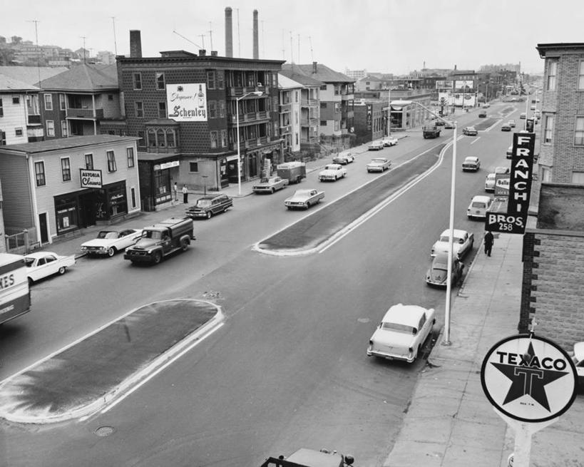 三个人,横图,俯视,黑白,室外,白天,城市,道路,建筑,街道,路,路灯,公路,汽车,美国,朦胧,模糊,文字,星星,交通,车,天空,社区,交通工具,运输,摄影,英文字母,北美,载具,分割,交通标志,马萨诸塞,大写字母,伍斯特,马路,高角度拍摄