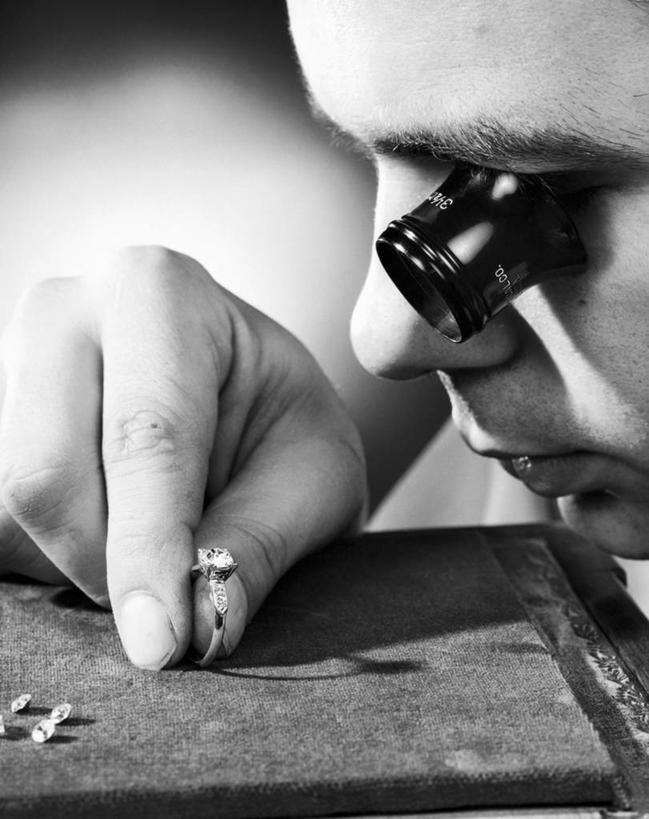 西方人,成年人,中年人,手,一个人,竖图,黑白,室内,特写,仪器,桌子,珠宝,欧洲,欧洲人,仅一个男性,仅一个人,仅一个中年男性,阴影,检查,反射,分析,科学,放大镜,注视,钻石,戒指,观察,看,职业,清晰,探索,人体,摄影,放大,观看,仔细,透镜,察看,专心,珠宝商,凸透镜,聚焦,关注,手艺,光学,清楚,工匠,技能,完美,美术工艺,男人,男性,中年男性,白种人