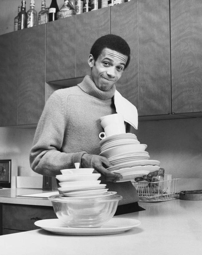 成年人,皱纹,一个人,竖图,黑白,室内,毛衣,家务,厨房,餐具,仅一个男性,仅一个人,灶台,杯,仅一个年轻男性,碗,做,人体,摄影,生活方式,悲伤,伤心,难过,肖像,悲哀,哀痛,悲戚,悲痛,男人,男性,年轻男性,非洲人,年轻人,半身,高领毛衣,假笑