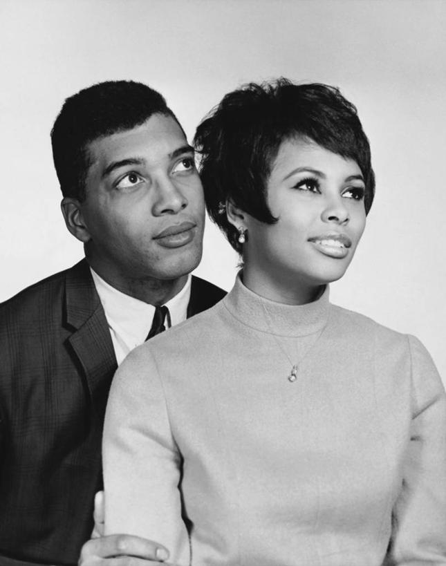 成年人,头发,两个人,夫妻,微笑,竖图,黑白,室内,特写,衬衫,爱情,幸福,项链,套装,正装,领带,浪漫,热,向上看,恩爱,恋人,摄影,矮,渴望,耳饰,异性恋,男人,年轻男性,年轻女性,女人,非洲人,年轻人,夫妇,情侣,半身,爱,伴侣,短发,高领毛衣