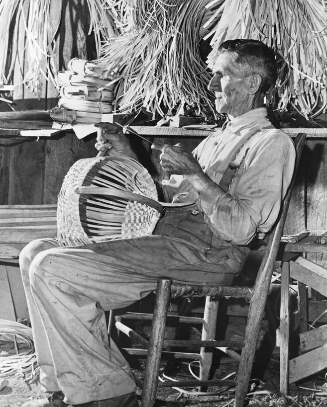 西方人,成年人,老年人,一个人,坐,竖图,黑白,室内,椅子,欧洲,欧洲人,仅一个男性,仅一个人,篮子,纺织,仅一个老年男性,职业,摄影,背带,创造力,专心,柳条,织女,技能,美术工艺,老年男性,男人,男性,白种人