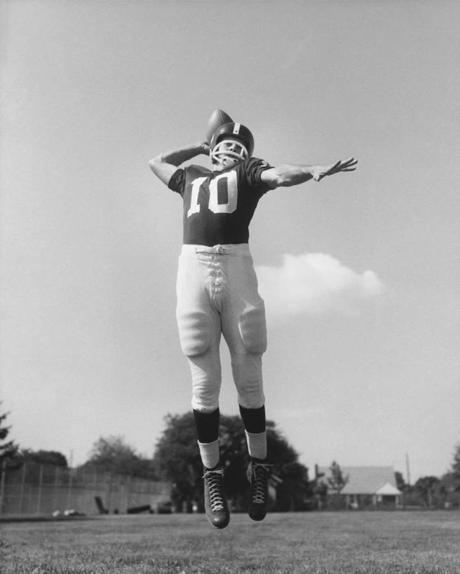 西方人,成年人,一个人,跳,竖图,黑白,室外,白天,运动服,运动,橄榄球,欧洲,欧洲人,仅一个男性,仅一个人,服装,数字,球场,竞技运动,半空,古典,草,树,仅一个年轻男性,衣服,天空,摄影,服饰,衣着,穿着,橄榄球运动员,挑战,美国文化,橄榄球头盔,衣饰,美式足球,男人,男性,年轻男性,白种人,年轻人,休闲活动,扔,运动装