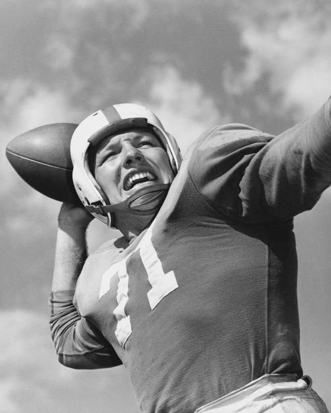 西方人,成年人,一个人,竖图,黑白,室外,特写,白天,仰视,运动服,成功,运动,橄榄球,欧洲,欧洲人,仅一个男性,仅一个人,服装,数字,云,竞技运动,古典,仅一个年轻男性,衣服,天空,摄影,服饰,衣着,穿着,橄榄球运动员,挑战,美国文化,橄榄球头盔,衣饰,美式足球,男人,男性,年轻男性,白种人,年轻人,扔,半身,低角度拍摄,运动装