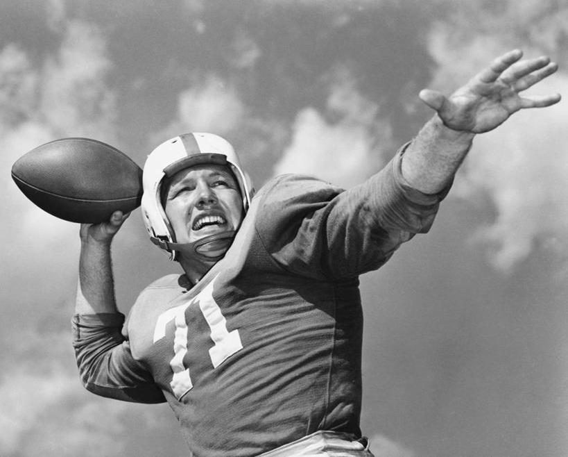 西方人,成年人,一个人,横图,黑白,室外,白天,仰视,运动服,运动,竞争,橄榄球,欧洲,欧洲人,仅一个男性,仅一个人,服装,标志,数字,文字,字符,云,竞技运动,古典,标识,仅一个年轻男性,衣服,天空,角度,摄影,阿拉伯数字,服饰,活动,保护,动作,衣着,穿着,橄榄球运动员,挑战,美国文化,橄榄球头盔,衣饰,美式足球,男人,男性,年轻男性,白种人,美国人,年轻人,扔,半身,低角度拍摄,运动装