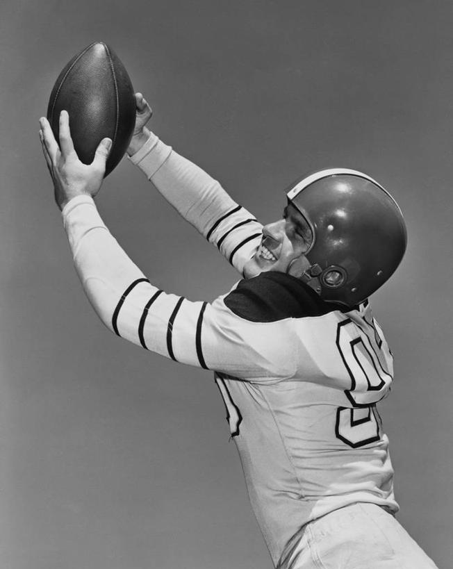 西方人,成年人,一个人,微笑,竖图,黑白,室外,白天,运动服,幸福,运动,竞争,橄榄球,欧洲,欧洲人,仅一个男性,仅一个人,准备,服装,竞技运动,古典,仅一个年轻男性,衣服,向上看,活力,摄影,服饰,活动,动作,接,衣着,穿着,决心,努力,橄榄球运动员,美国文化,橄榄球头盔,衣饰,美式足球,男人,男性,年轻男性,白种人,年轻人,半身,运动装