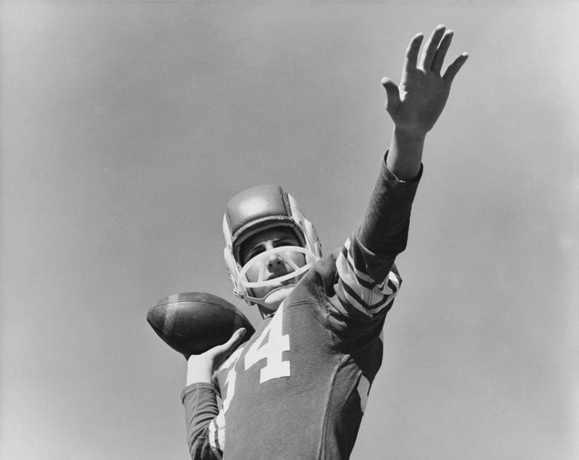 西方人,成年人,一个人,横图,黑白,室外,白天,仰视,运动服,运动,竞争,橄榄球,欧洲,欧洲人,仅一个男性,仅一个人,服装,数字,竞技运动,古典,仅一个年轻男性,衣服,天空,角度,摄影,服饰,保护,衣着,穿着,决心,瞄准,橄榄球运动员,美国文化,橄榄球头盔,万里无云,衣饰,美式足球,男人,男性,年轻男性,白种人,美国人,年轻人,扔,半身,低角度拍摄,运动装