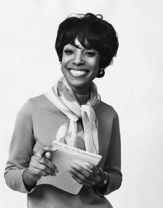 成年人,中年人,老年人,头发,一个人,商务人士,秘书,商务女性,微笑,竖图,黑白,室内,商务,通讯,幸福,纺织品,仅一个女性,写,套装,休闲装,水笔,笔记本,围巾,摄影,矮,商务装,工薪阶层,女人,非洲人,白领,上班族,半身,短发