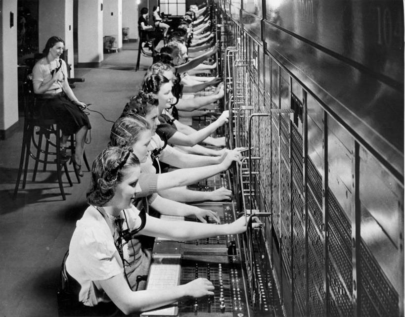 成年人,中年人,老年人,人群,坐,打电话,横图,俯视,黑白,室内,通讯,团队,技术,椅子,一排,整齐,并排,许多人,联系,听,顾客,排列,工人,耳麦,一群人,职业,服务,工业,角度,摄影,巨大,庞大,控制,队列,忙碌,宏大,硕大,伟大,老年女性,年轻女性,女人,年轻人,员工,电话机,高角度拍摄,匠人,劳动者,体力工,电话总机