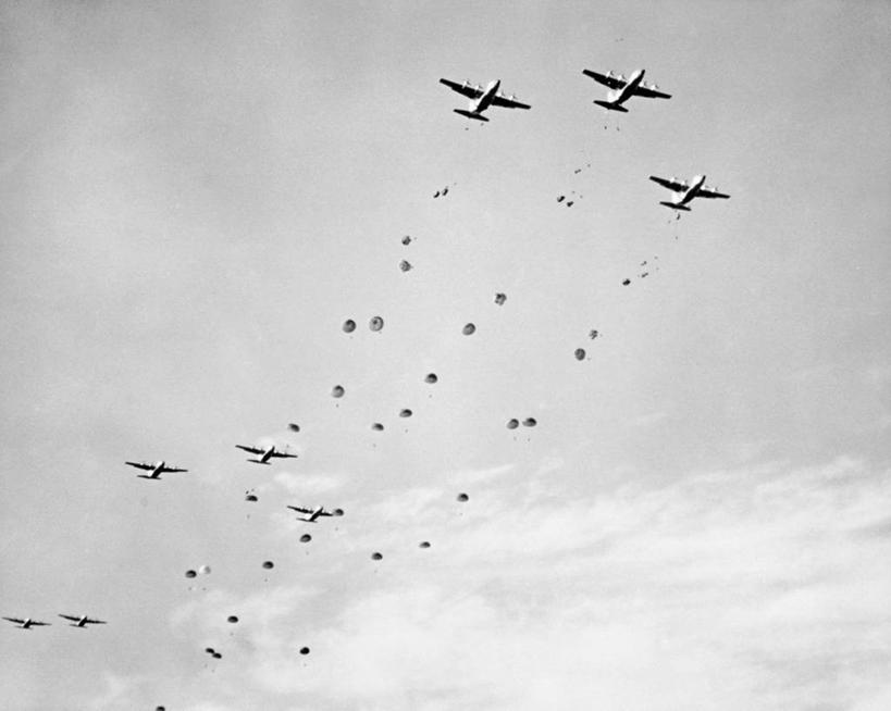 无人,跳,横图,黑白,室外,白天,仰视,飞机,降落伞,士兵,军事,云,着陆,飞,天空,战争,运输,摄影,登陆,飞行器,载具,下降,降落,军用机,C-130运输机,航空工具,减速器,伞兵,低角度拍摄,过去