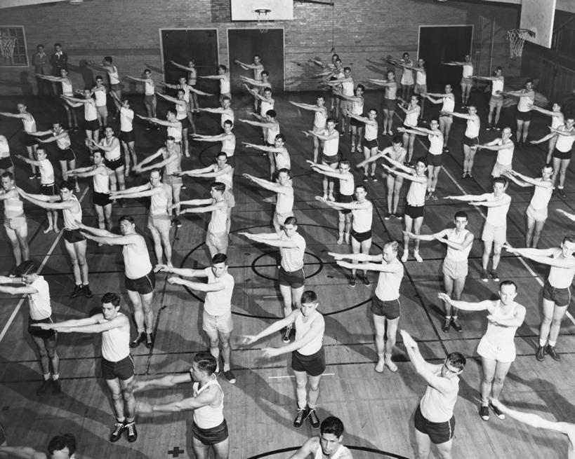 成年人,人群,健身房,横图,俯视,黑白,室内,运动服,锻炼,一排,伸展,短裤,整齐,许多人,排列,一群人,体育课,健康,活力,力量,摄影,生活方式,队列,休闲活动,高角度拍摄