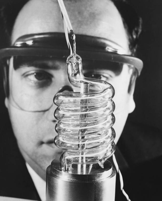 西方人,成年人,中年人,老年人,一个人,科学家,竖图,黑白,室内,特写,工作服,制服,智慧,安全,技术,激光,科技,城市,欧洲,美国,欧洲人,仅一个男性,研究,科学,防护,北,设备,物品,摄影,保护,飞行器,专心,北美,加利福尼亚,肖像,防护镜,保险,防护服,保全,周全,安稳,安定,工作制服,平安,危险,老年男性,男人,中年男性,白种人,工作套服,安全设备