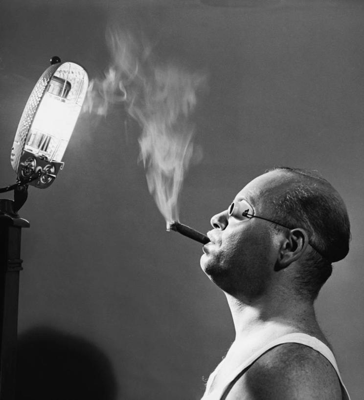 西方人,成年人,中年人,老年人,脸,头,脸颊,肩,关节,一个人,吸烟,竖图,黑白,室内,特写,工作服,制服,寂寞,风险,安全,欧洲,欧洲人,仅一个男性,商品,防护,休闲装,设备,肩膀,物品,太阳镜,点燃,雪茄,人体,摄影,电灯,汗衫,电,保护,照亮,上瘾,照明设备,防护镜,保险,防护服,邪恶,保全,周全,安稳,安定,工作制服,平安,老年男性,男人,中年男性,白种人,头部,脸部,脸蛋,面部,烟草,工作套服,发际线后移,社会问题