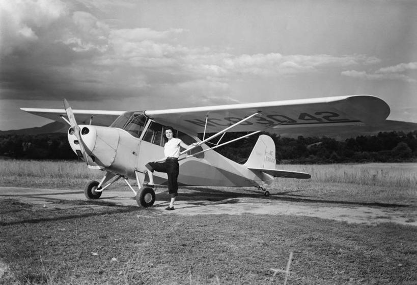 一个人,横图,黑白,室外,白天,飞机,朦胧,模糊,田地,云,天空,车轮,靠,靠着,运输,人体,摄影,飞行器,足,螺旋桨飞机,旅行,私人飞机