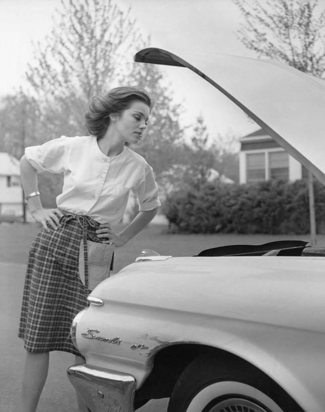 西方人,一个人,竖图,黑白,室外,白天,裙子,汽车,欧洲,欧洲人,注视,手叉腰,车,交通工具,叉腰,打开,观察,看,发动机,运输,摄影,观看,察看,双手叉腰,开启,不幸,关注,麻烦,载具,问题,女性,白种人,年轻人,风帽,汽车抛锚