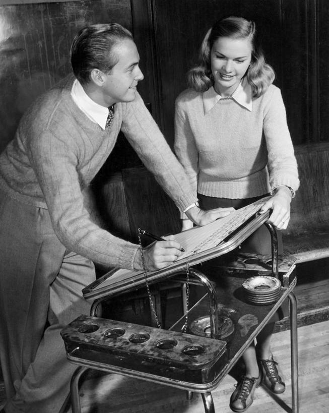 西方人,成年人,头发,两个人,夫妻,微笑,竖图,俯视,黑白,室内,毛衣,裙子,运动鞋,爱情,快乐,幸福,运动,桌子,鞋子,欧洲,欧洲人,写,裤子,保龄球馆,保龄球球瓶,贺卡,领带,浪漫,注视,休闲装,设备,球道,物品,观察,看,金色,恩爱,约会,人体,恋人,角度,摄影,观看,活动,矮,动作,察看,关注,体育器械,球馆,记分卡,保龄球道,异性恋,男人,年轻男性,年轻女性,女人,白种人,年轻人,夫妇,情侣,休闲活动,高角度拍摄,保龄球鞋,伴侣,短发