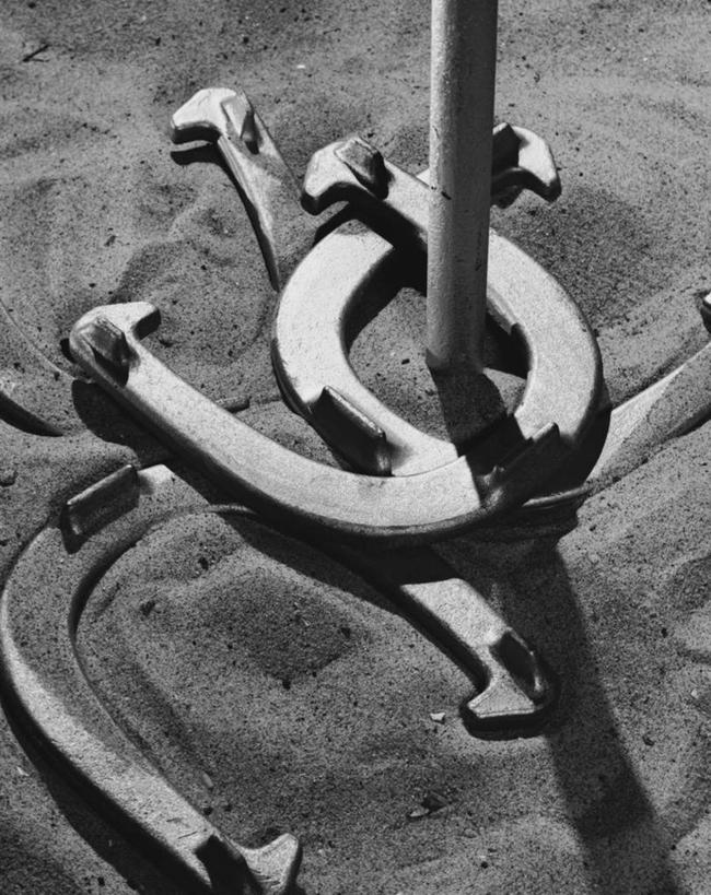 无人,竖图,俯视,黑白,室外,特写,白天,满意,运气,成功,运动,竞争,金属制品,铁,金属,沙子,靶子,摄影,准确,马蹄铁,技能,高角度拍摄