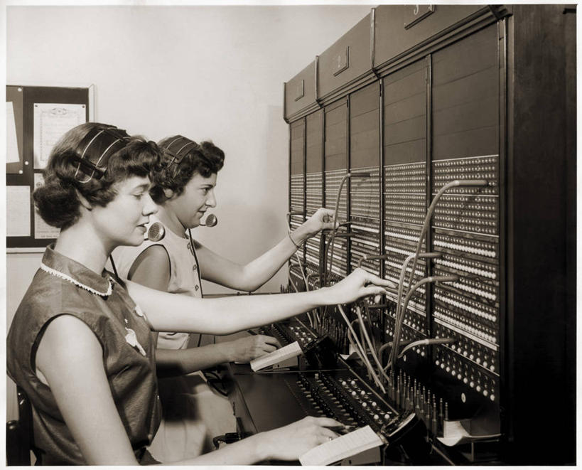 西方人,成年人,头发,两个人,坐,打电话,横图,室内,通讯,团队,技术,椅子,欧洲,欧洲人,服装,古典,联系,听,休闲装,衣服,耳麦,职业,摄影,服饰,矮,控制,衣着,穿着,忙碌,衣饰,年轻女性,女人,白种人,年轻人,电话机,上装,说话,半身,彩图,短发,电话总机