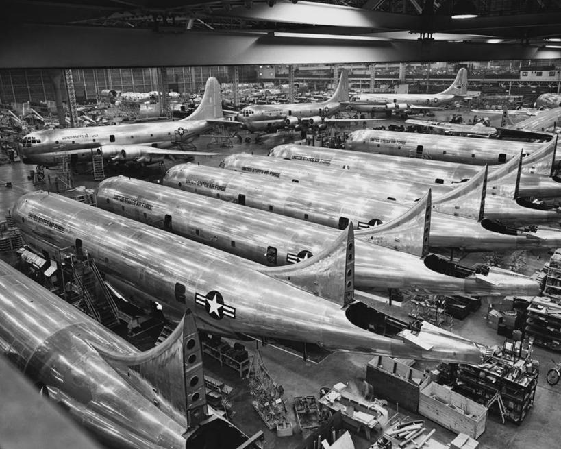 无人,工厂,横图,俯视,黑白,室内,生产线,技术,风,飞机,美国,一排,整齐,金属,高处,北,仓库,排列,工业,运输,角度,摄影,停止,制造,飞行器,北美,队列,暂停,停滞,华盛顿州,高角度拍摄,旅行,飞机库,官位,官职,职位,波音公司