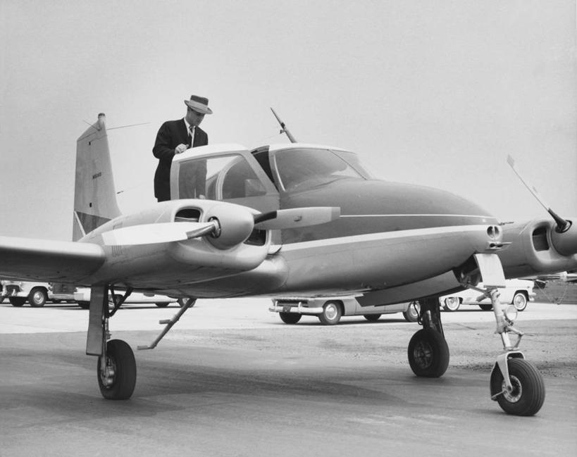 西方人,成年人,中年人,老年人,一个人,商务人士,商务男性,机场,横图,黑白,室外,白天,衬衫,商务,风,飞机,汽车,帽子,欧洲,欧洲人,仅一个男性,套装,天空,运输,摄影,离开,飞行器,进入,商务装,上车,工薪阶层,老年男性,男人,中年男性,白种人,白领,上班族,衬衣,旅行,商务旅行,私人飞机