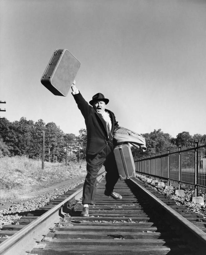 西方人,成年人,中年人,老年人,手,一个人,跑,举,竖图,黑白,室外,白天,度假,路,铁路,火车,帽子,手提箱,鞋子,欧洲,欧洲人,仅一个男性,追赶,套装,轨道,交通,铁轨,大喊,休闲装,树,天空,行李,托,运输,人体,摄影,生活方式,部分,接,运送,问题,挫败,老年男性,男人,中年男性,白种人,举起,举手,举着,向上举,向上伸,向上托,旅行