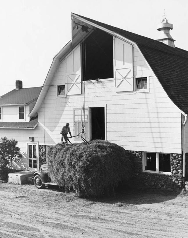 一个人,竖图,黑白,室外,白天,农业,建筑,汽车,朦胧,模糊,干草,车,天空,容器,箱子,交通工具,工具箱,摄影,储藏,储存,载具,拖拉机,露营,野营,房车,宿营,露营车,滑车,贮存,拖挂式房车