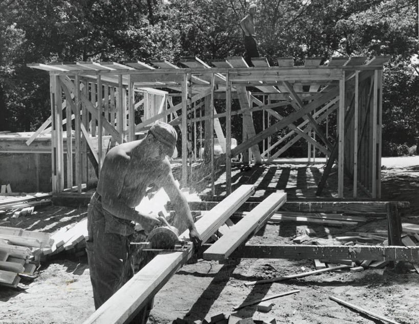 西方人,成年人,中年人,老年人,两个人,横图,室外,白天,建筑业,建材,技术,建筑,欧洲,欧洲人,阴影,工作,圆形,材料,木板,木材,设备,木柴,物品,树,施工,建筑工地,交通工具,职业,机械,鸭舌帽,力量,工业,摄影,建造,木料,能源,电,电源,工程,电锯,圆锯,住房,载具,锯,电动工具,工作车,施工车,技能,老年男性,白种人,木工,彩图,锯屑