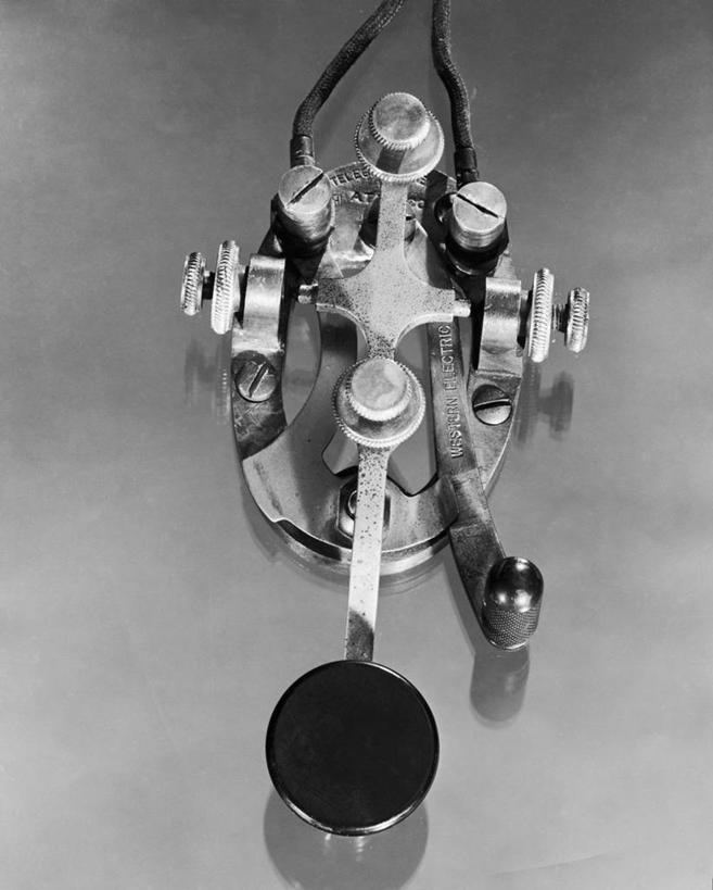 无人,竖图,俯视,黑白,室内,特写,通讯,技术,金属,钥匙,古典,历史,一个,角度,摄影,单个,古董,机件,电报机,高角度拍摄,过去