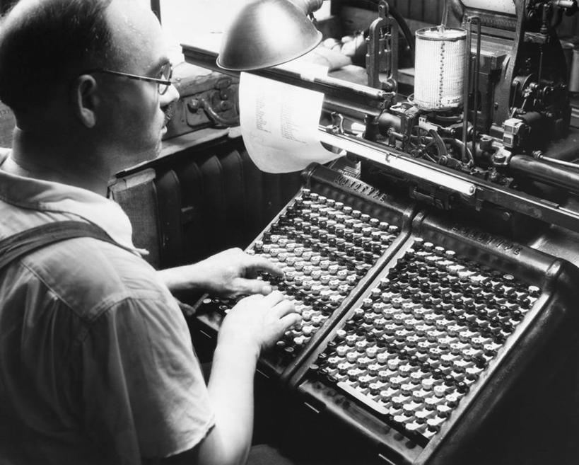 西方人,成年人,中年人,老年人,一个人,横图,黑白,室内,报纸,欧洲,欧洲人,仅一个男性,眼镜,职业,工业,摄影,电灯,专心,操作,印刷厂,技能,老年男性,中年男性,白种人,半身,传媒